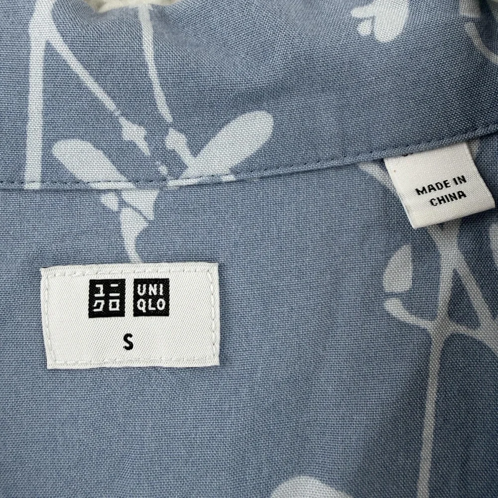 Uniqlo Shirt Mens Small Blue Floral Hawaiian Rayon Short Sleeve Button Up Casual